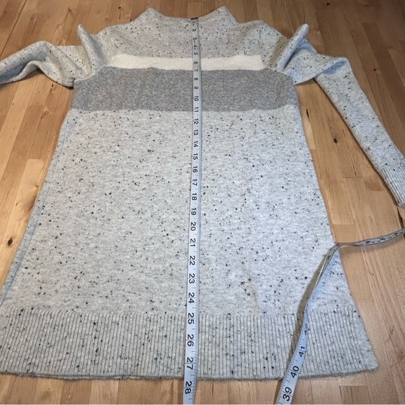 Loft Women’s Gray & White Speckled Sweater Size Medium Petite - Picture 7 of 9